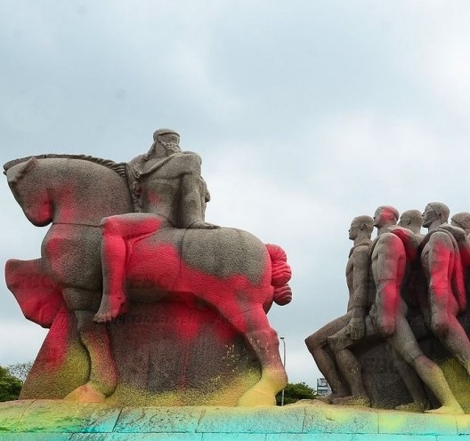Os monumentos às bandeiras