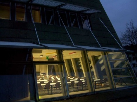 Brise-soleil dinamizando a composição do edifício universitário, Kassel, Alemanha, 2008