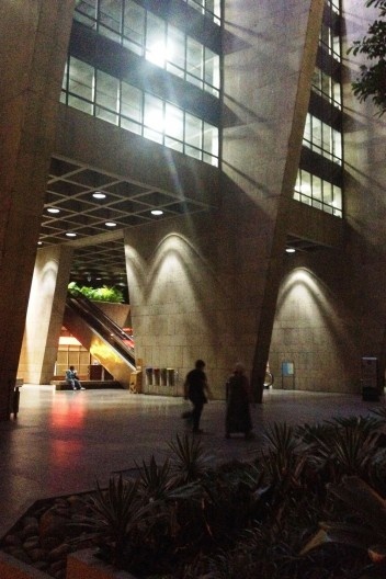 Edifício Argentina. Projeto de ilminação artificial, arquitetura, empraçamento e transeuntes