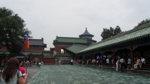 O parque tem um corredor coberto, semelhante ao do Palácio de verão, que conduz até o templo