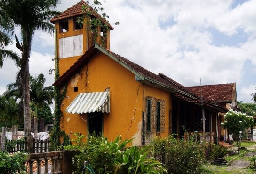 Fachada 3 com rachaduras e vegetação crescente, 2011