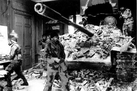 Cena de \"Richard III\", de Richard Loncraine