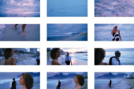 Bossa Nova inicia-se em tons de azul. Miss Simpson nada com o calçadão de Copacabana em seu maiô. Ao sair da água, a câmera revela timidamente a paisagem carioca, seja em tomadas abertas, seja no tilting de 360 graus em torno dos protagonistas