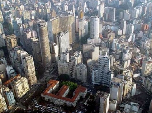 Região central de São Paulo em fotografia recente. Abaixo, edifício do antigo Colégio Caetano de Campos, ao fundo, edifícios Itália, Copan e Hilton Hotel