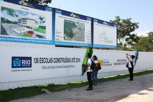 Sanatório de Curicica, tapume divisório com a propaganda do programa Escola do Amanhã, Rio de Janeiro. Arquiteto Sergio Bernardes