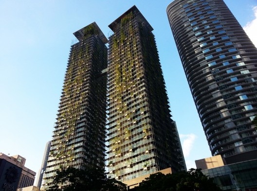 Edifício residencial Le Nouvel KLCC, projetado por Jean Nouvel, em Kuala Lumpur. Destaque para fachada dupla verde