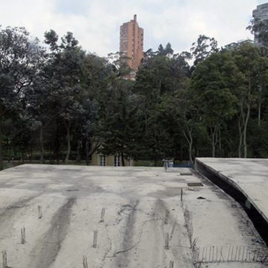 Entre o museu e o parque, uma grande avenida tamponada. Ao fundo, a torre mais alta do conjunto Las Torres Del Parque