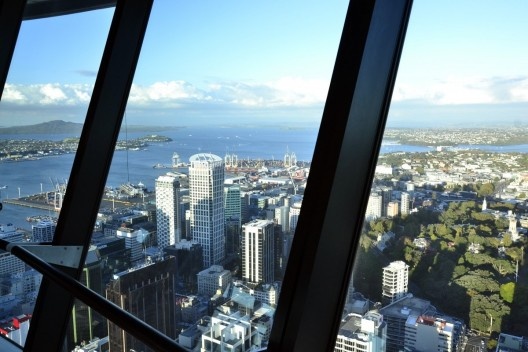 Vista a partir da Sky Tower: centro urbano, área portuária ainda ativa e, ao fundo, o Noroeste da cidade