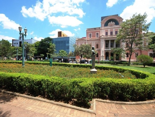 “Rainha da Sucata” e sua interação com a antiga Secretaria da Educação, Praça da Liberdade, Belo Horizonte