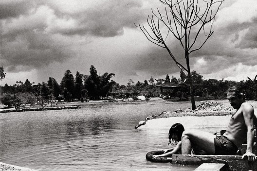 Lelé e sua filha Adriana no lago construído pelo arquiteto no Park Way, Brasília DF