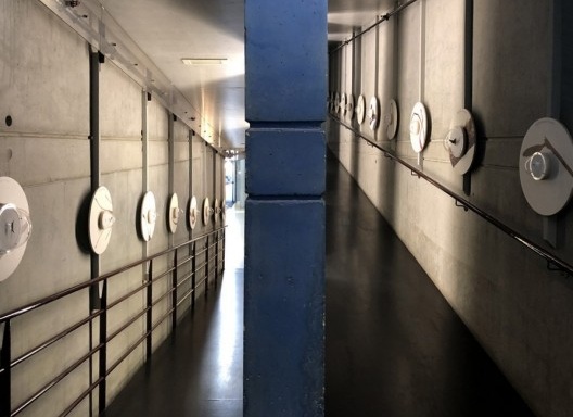 Circulação do edifício com exposição de insetos, mostra “The Human Insect: Antenna Architectures 1887-2017”