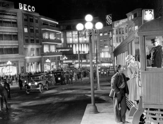 A cidade grande, as luzes noturnas e o transporte coletivo, cena de Aurora, filme de de F.W. Murnau