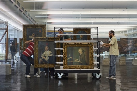 Cavaletes de vidro reconstruídos, montagem da exposição. Metro Arquitetos Associados