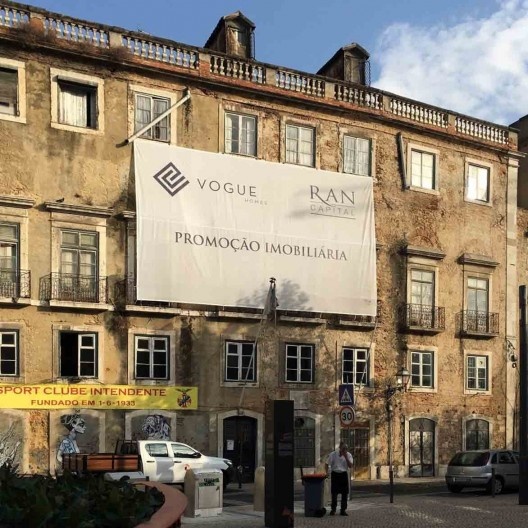 Edifício em obras em área sendo reabilitada, outubro de 2017