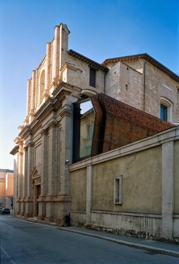 Adição com aço no Centro Italiano d'Arte Contemporanea – Chiesa dell'Annunziata, ITA
