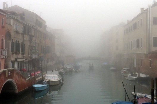 Na Veneza sob a névoa surge o lixo que se torna arte