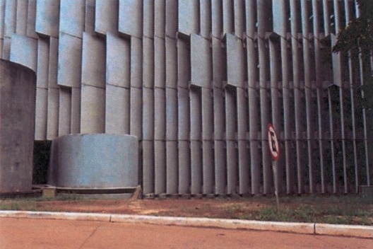 Veneziana fixa vista fechada do Edifício do DNIT em Brasília - DF