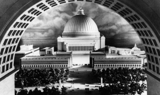 Vista da maquete com o imenso domo que deveria ser o ponto de referência da nova Roma, batizada de Germânia. A maquete era disposta em mesas que corriam, podiam se afastar, e permitiam ver não apenas do alto, mas também em perspectiva. O arco do triunfo,