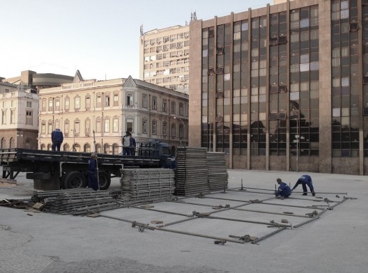 Cota 10, na praça XV, Rio de Janeiro, montagem da estrutura. Grua arquitetos