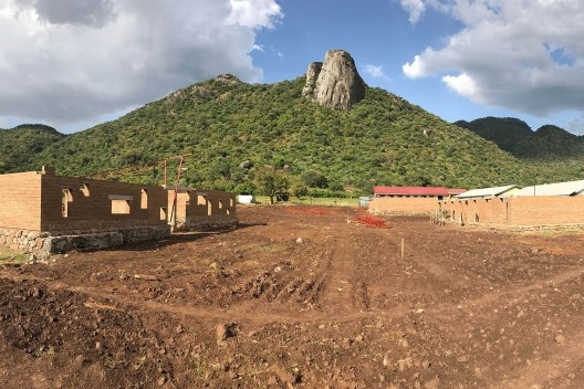 Estudo sobre as técnicas locais e visita as escolas primárias em Karamoja, do Studio FH
