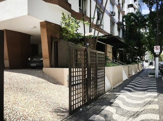 Recuo frontal mínimo na maior extensão do alinhamento em lote de esquina, com subsolo “aflorado”