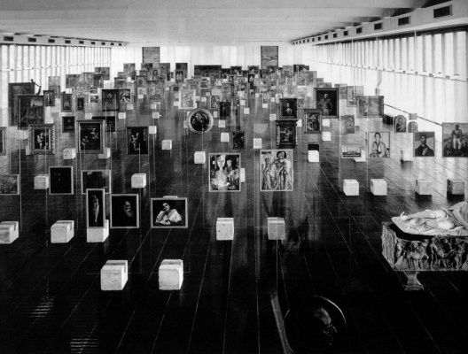 MASP Paulista da Lina Bo Bardi. (1957-1968). Pinacoteca mostra os quadros expostos empanéis-cavaletes transparentes em vidro