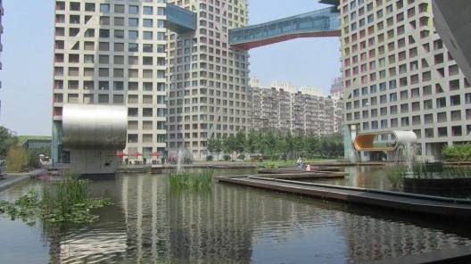 A ponte em zigue-zague não é meramente decorativa. Segundo a tradição chinesa, ela impede que os maus espíritos a atravessem