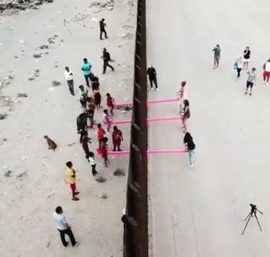 Gangorra: intervenção de Ronald Rael (2019) no muro-fronteira que separa o México dos EUA