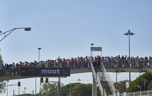 Trienal de Arquitectura de Lisboa 2016, inauguração do MAAT, congestionamento de pedestres na passarela sobre a linha férrea