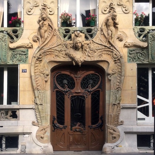 Detalhe da porta principal do Edifício 29 Avenue Rapp, Paris, França