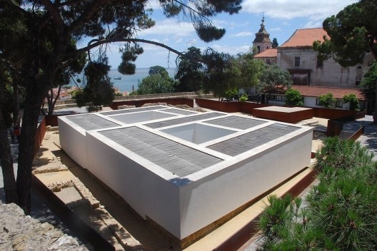 “Caixa” branca que resgata a ambiência das casas islâmicas na área arqueológica do Castelo de Lisboa, 2012