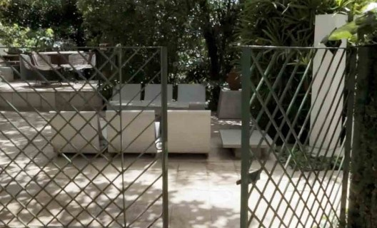 Casa-atelier, integração interior-exterior