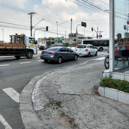 Ciclofaixa apagada e esburacada na esquina da Av. Santa Rosa de Lima com a Marechal Tito
