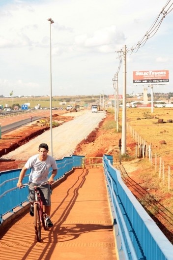 Ciclista em acesso à passarela na altura da Ceasa