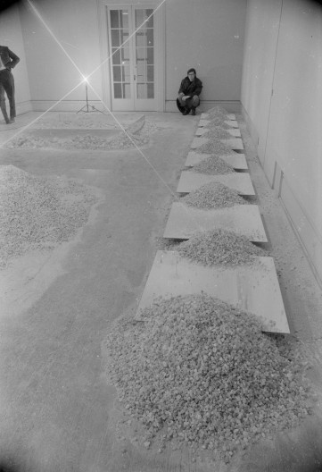 Vista da instalação do non-site de Robert Smithson