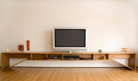 Um móvel em compensado: a madeira compensada é frequentemente associada como um material de baixa qualidade. No entanto, trata-se de um material refinado com ótimas propriedades mecânicas.