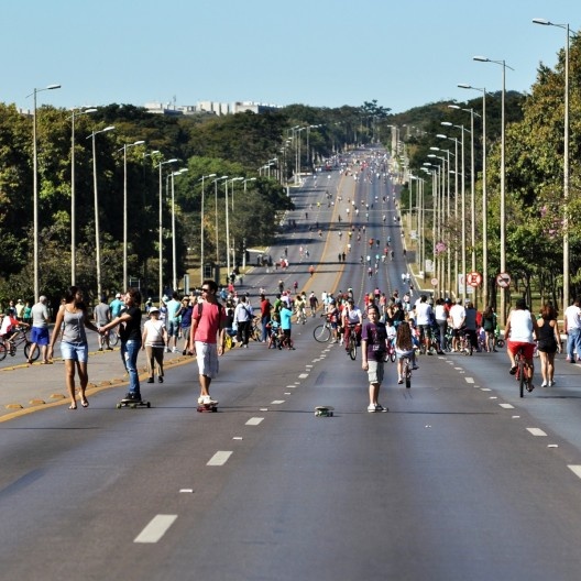 Eixo Rodoviário, Brasília, num domingo comum