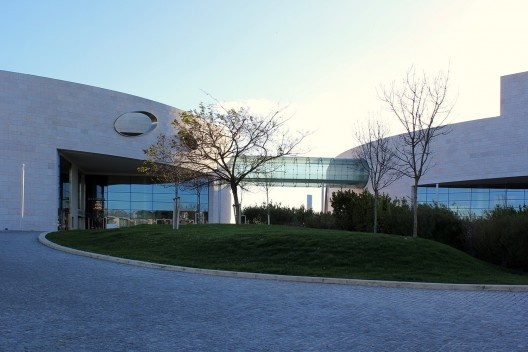 Vista dos volumes frontais do Centro Champalimaud, conectados por uma passarela tubular transparente