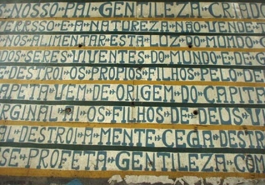 Painéis do Profeta Gentileza que estão pintados em diversos pilares que compõe as estruturas dos viadutos que cruzam a região portuária da Cidade do Rio de Janeiro