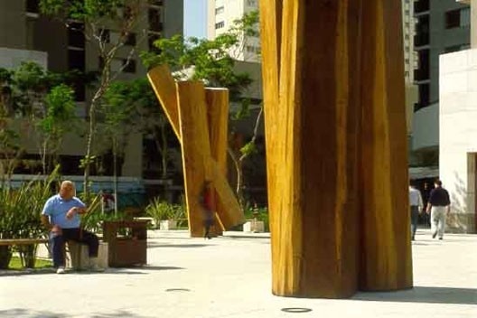 Brascan Century Plaza, praça de acesso coletivo, Itaim Bibi, São Paulo. Arquitetos Jorge Konigsberger e Gianfranco Vannucchi