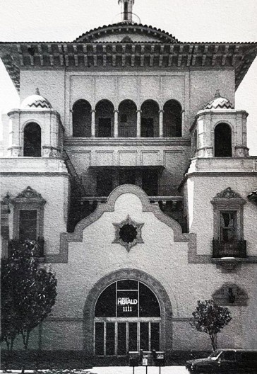 Imagem que abre o livro Arquitectura neocolonial: América Latina, Caribe, Estados Unidos, 1994. Edifício sede do jornal Los Angeles Herald-Examiner, em Los Angeles, arquiteta Julia Morgan, 1912