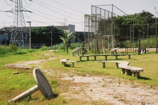 “Mini-parque” da Pirelli, contíguo à área do projeto. Implantação de quadras de esporte, mesas e bancos pré-moldados. Observa-se a depredação dos equipamentos
