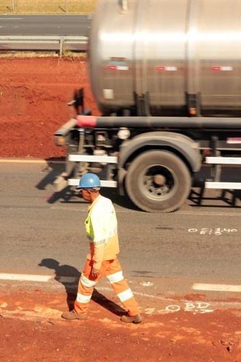 Trabalhador caminhando em meio à obra na Dom Pedro, na altura da Ceasa