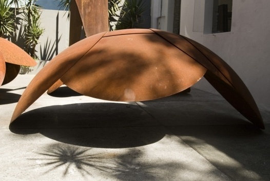 Tartaruga 1/2, escultura em aço cortén, 105 cm. José Resende