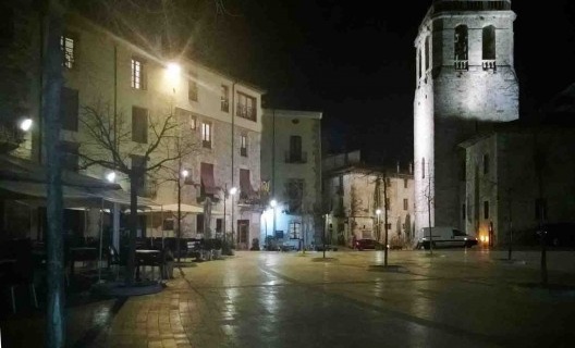 Vista noturna da praça San Pere e lateral do monastério de San Pere