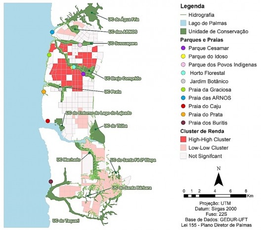 Localização das áreas verdes urbanas (parques e praias) em Palmas TO sobrepostos aos clusters de renda alta e baixa