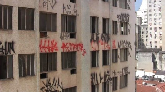 Um lugar ao centro