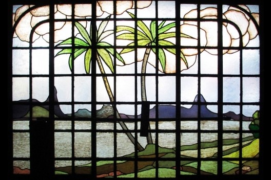 Vitral do casarão da Rua Florêncio de Abreu, Ribeirão Preto: como está instalado (paisagem invertida) e como deveria ter sido instalado (paisagem correta)