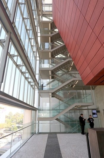 Instituto Moreira Salles, quarto andar ou segundo “térreo”, interstício entre fachada e volume das salas de exposição, São Paulo SP Brasil, 2017. Arquitetos Vinicius Andrade e Marcelo Morettin/ Andrade Morettin Arquitetos