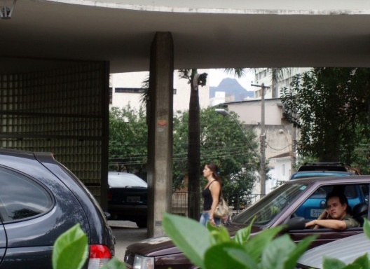 Vista do pilotis desde a Praça da Liberdade mostrando a silhueta da Serra do Curral ao fundo. Ano 2007